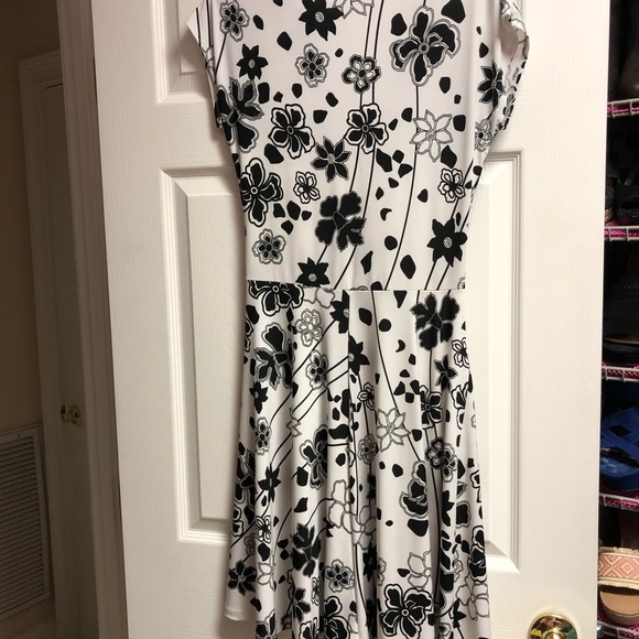 Dress. Knee length - Picture 13 of 16